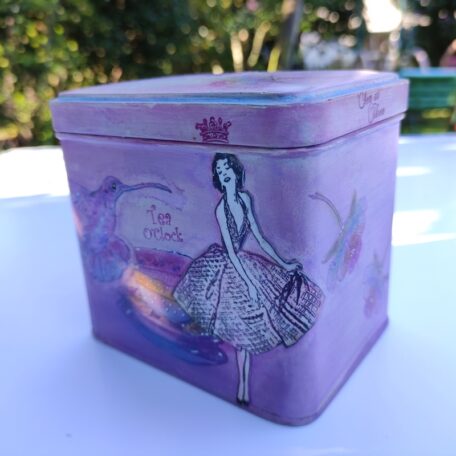 Boite à thé en métal recyclée, de style Vintage, et de couleur pastel lilas mauve - @Art Cocofolies