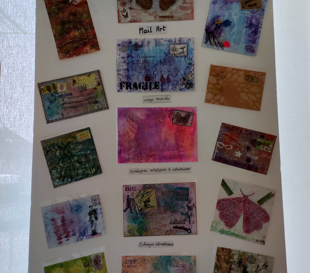 Enveloppes décorées façon "Mail Art" (art postal) par les élèves de Mixed Media de Corinne Rollet - Exposition Association Amocas juin 2023