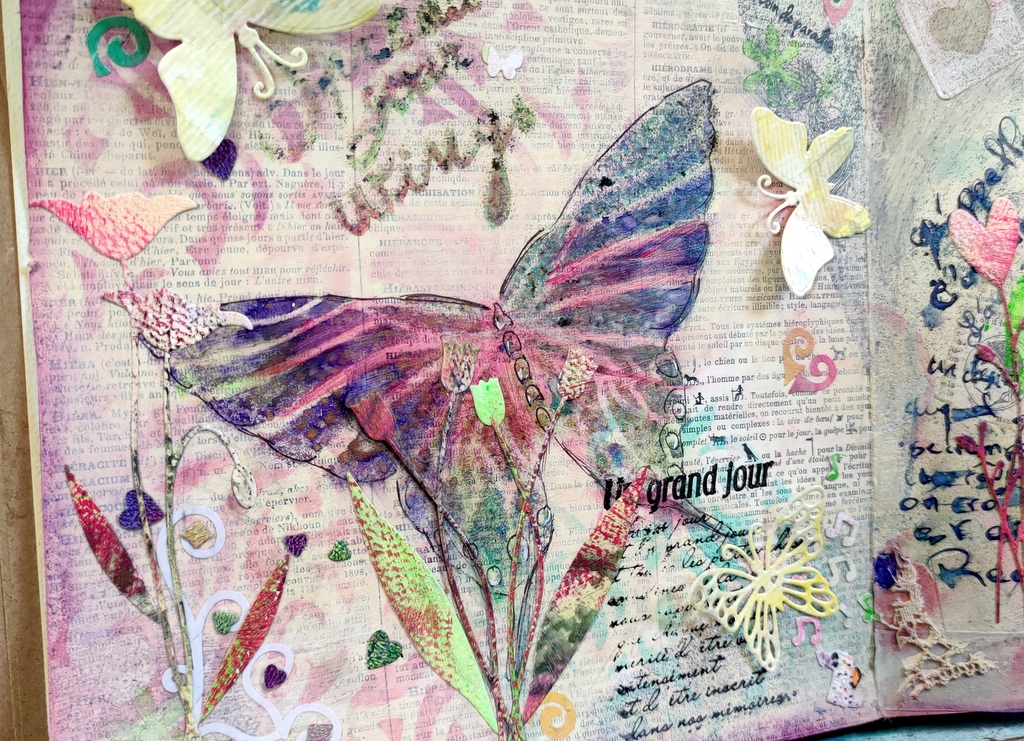 Page d'art journal fleurs et papillons, création à l'association de mixed media Hermmicraft - 35