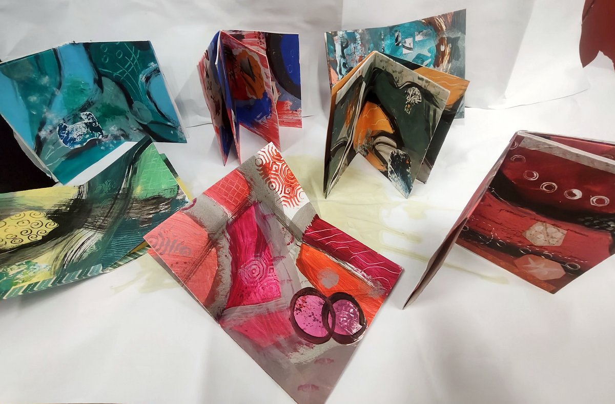 Exemple de carnets Zine (projets réalisés en cours de par des élèves mixed media avec Corinne Rollet à l'association Hermmicraft, L'Hermitage 35)