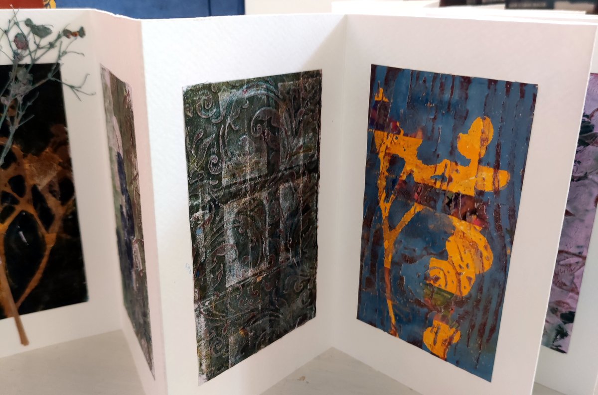 Carnet Leporello réalisé à l'aide de fonds végétaux imprimés à la Gelliplate, par l'artiste Cocofolies 2025