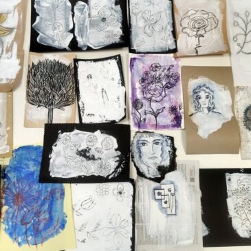 Un ensemble de fonds floraux réalisés en cours de Mixed media à l'AMOCAS de Mordelles en 2026 - Cours délivrés par Corinne Rollet (Cocofolies)